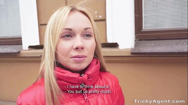 Немолодой агент прямо с улицы пригласил на кастинг блондинку Lina Napoli и выебал ее на камеру